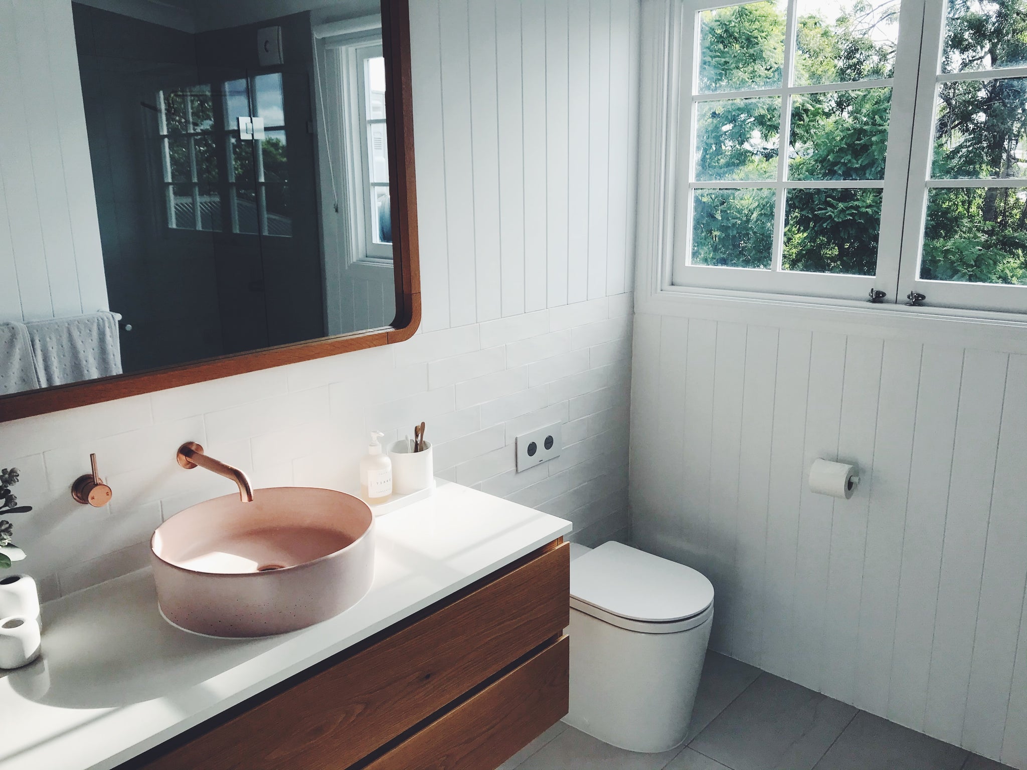 Circle Pink Basin with Gold Rim