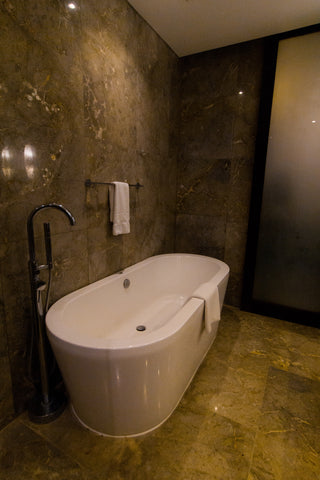 White Ceramic oval Bathtub